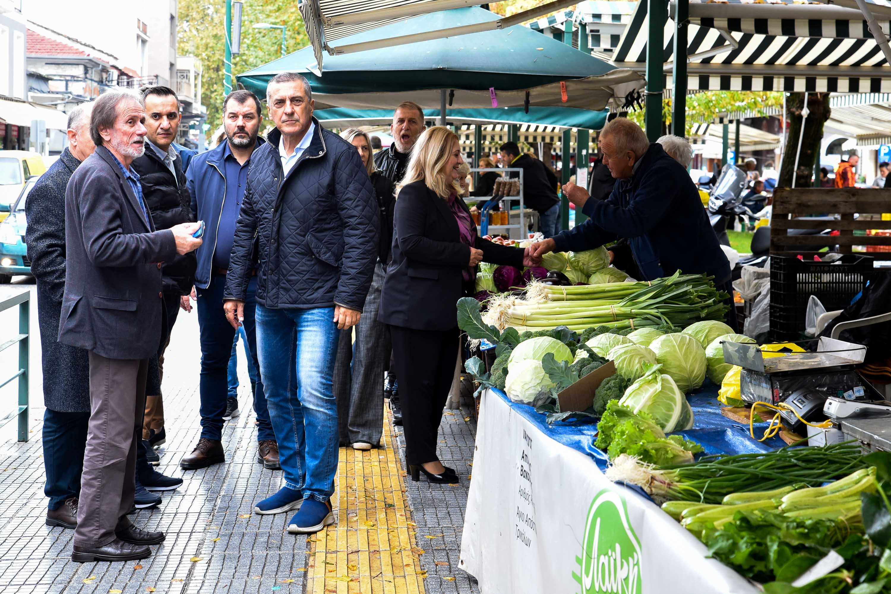 Στη λαϊκή αγορά των Τρικάλων ο Δημήτρης Κουρέτας